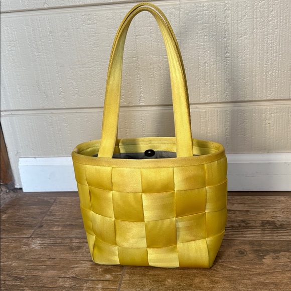 Harvey’s Seatbelt Bag Small Tote TaxiCab Yellow - Picture 7 of 7